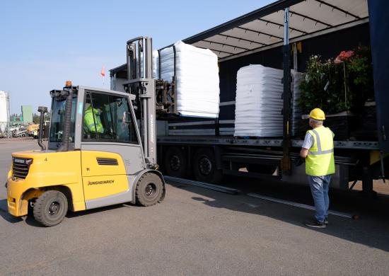 Chargement des palettes de sacs de terreaux dans un camion pour expédition